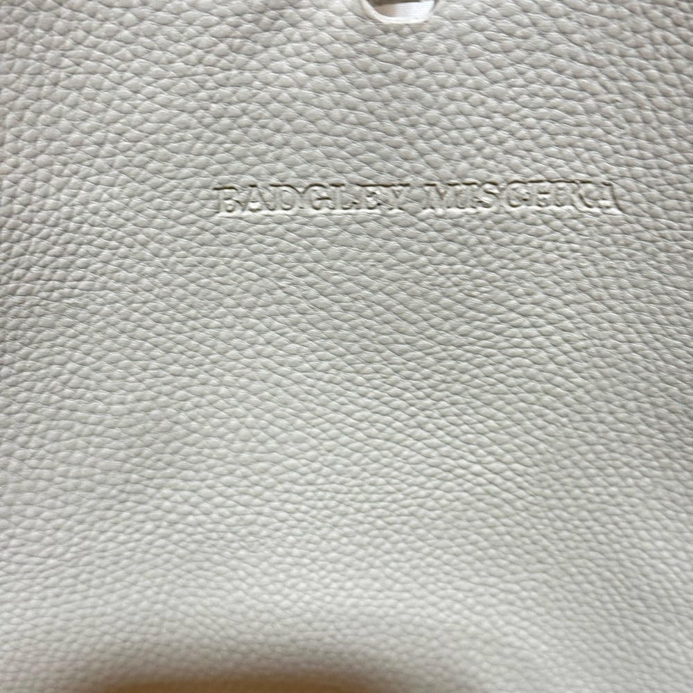 Badgley Mischka Off White Leather Shoulder Bag with Gold Chain Detail and Charm - Picture 4 of 7